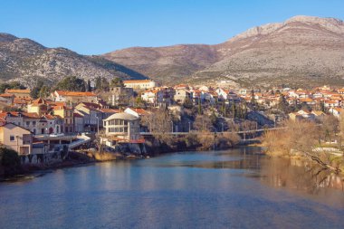 Trebinje kenti ve Trebisnjica nehrinin güneşli kış günü manzarası. Bosna-Hersek ve Sırp Cumhuriyeti