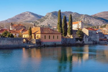 Güneşli kış gününde Trebinje 'nin Eski Kenti ve Trebisnjica Nehri' nin güzel manzarası. Bosna-Hersek ve Sırp Cumhuriyeti