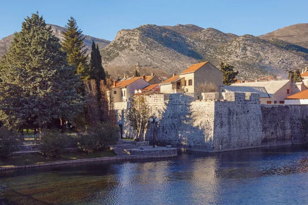 Starobylé Hradby Starého Města Trebinje Řeky Trebisnjica Slunečného Zimního Dne — Stock fotografie