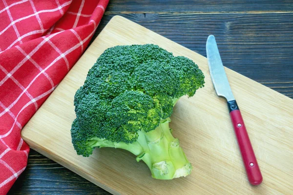 Flowering Head Broccoli Cutting Board Dark Rustic Table Copy Space — Stock Photo, Image