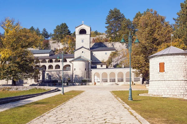 宗教建築 モンテネグロ セチニェの町 晴れた秋の日に古代のCetinje修道院の眺め — ストック写真