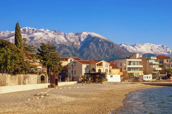 美丽的地中海冬季风景 黑山科托尔湾Tivat镇和白雪覆盖的Lovcen山风景 — 图库照片