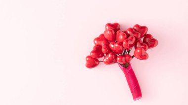 Minimal Sevgililer Günü aşk sahnesi açık pembe pastel arka planda düzenlenmiş kalplerin yaratıcı bir buketi. Düz yatıyordu. Boşluğu kopyala.
