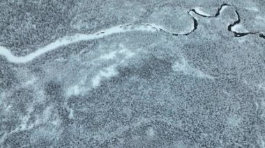 Bir helikopterle karlı yol çatışması