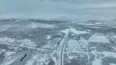 Bir helikopterle karlı yol çatışması