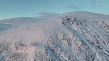 Kuzey Kutbu 'nda güneşli bir günde helikopterle çekim yapan Khibiny Dağları