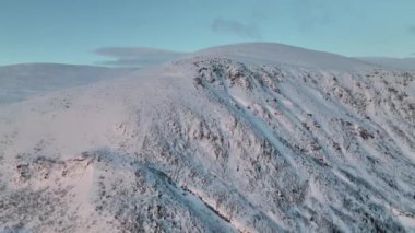 Kuzey Kutbu 'nda güneşli bir günde helikopterle çekim yapan Khibiny Dağları