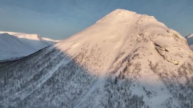 Khibiny, helikopterle uçuyor.