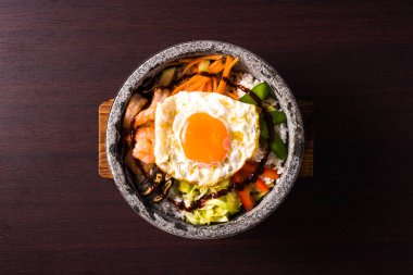 Bibimbap, geleneksel Kore yemeği, karides sebzeli pilav ve yumurta. Yukarıdan görüntüle