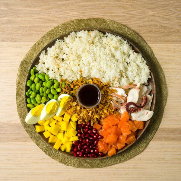 Πιάτο Ασιατική Κουζίνα Συστατικά Ρύζι Σούσι Χταπόδι Σολομό Ρόδι Μάνγκο — Φωτογραφία Αρχείου