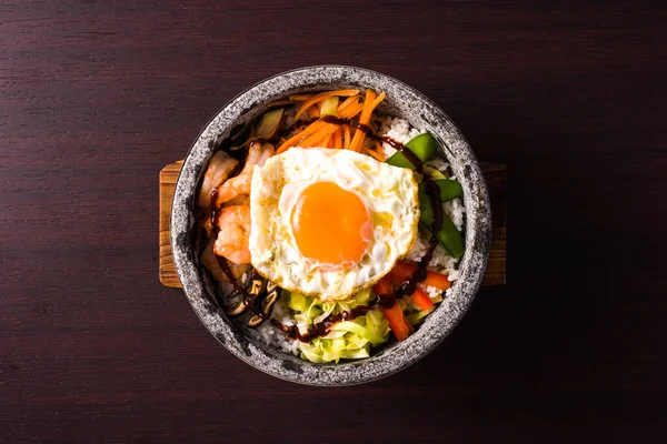 ビビンバ 伝統的な韓国料理 エビの野菜と卵とご飯 上からの眺め — ストック写真