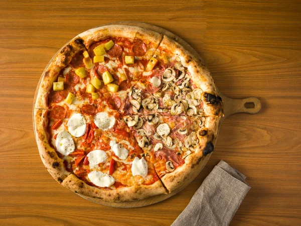 Vista Superior Grande Pizza Vários Sabores Placa Corte Madeira — Fotografia de Stock