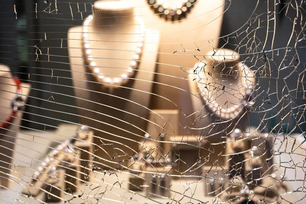 Kuyumcunun kırık penceresinin ayrıntıları