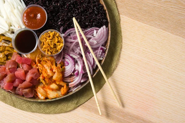 Détail Des Baguettes Dessus Assiette Avec Des Ingrédients Cuisine Asiatique — Photo