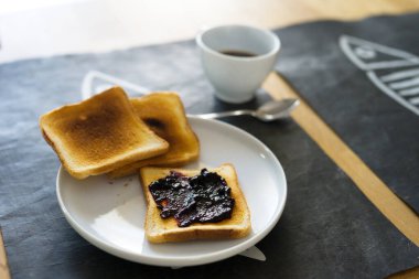 Kahvaltı kahve, tost ve yaban mersini reçeli ile birlikte evde.