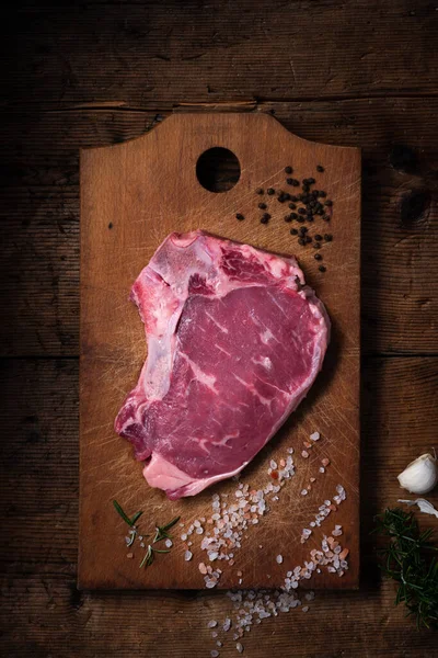 Üsző Steak Marhahús Steak Fából Készült Vágódeszkán Fűszerekkel Borssal Rózsaszín — Stock Fotó