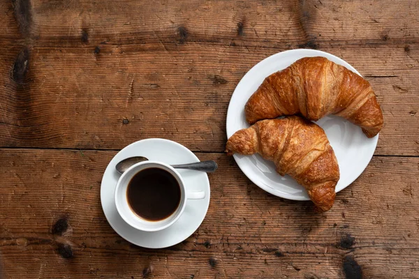 Frühstück Auf Holztisch Mit Zwei Croissants Und Einer Tasse Kaffee — Stockfoto