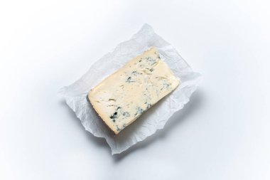 Beyaz arka planda Gorgonzola peyniri. Piedmont bölgesinden tipik İtalyan peyniri.