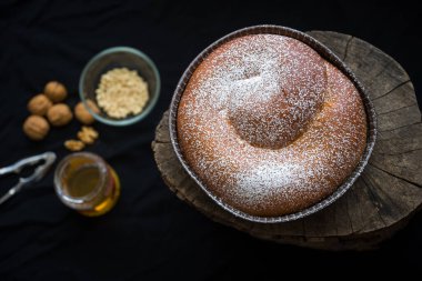 İtalya 'nın Friuli Venezia Giulia bölgesinde bulunan Natisone Vadisi' nin tipik Gubana keki. Ceviz, bal, çam fıstığı ve kuru üzümle doldurulmuş..