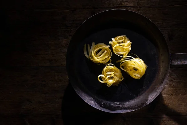 イタリアのパスタ麺 木の上の鍋に麺 イタリアパスタのコンセプト — ストック写真