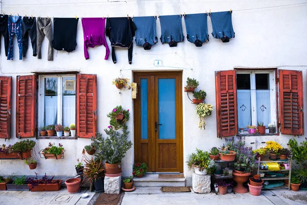 Grado, İtalya. 15 Mayıs 2021, tipik İtalyan evleri. Eski Grado kasabasının pencerelerinde kuruyacak giysileri var. Friuli İtalya