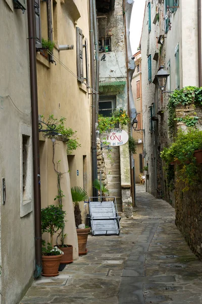 Grado, İtalya. 15 Mayıs 2021 Grado 'nun tipik İtalyan evleriyle dolu bir ara sokak..