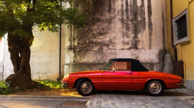 Cividale, İtalya - 15 Ağustos 2021. İtalyan klasik arabası, Alfa Romeo Giulia c.c.1300 Spider JUNIOR (Duetto) arabası Cividale caddesinde park halinde. 1968 modeli. 