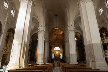 Udine, İtalya. 11 Eylül 2021 'de Udine katedralinin merkez nehrinin iç kısmı.