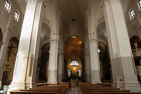 Udine, İtalya. 11 Eylül 2021 'de Udine katedralinin merkez nehrinin iç kısmı.