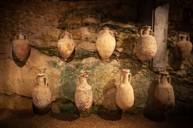 Pula, Hırvatistan. 04 Mayıs 2013 Hırvatistan 'ın Pula kentinde Antik Roma amforaları