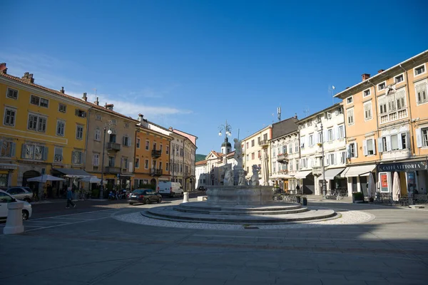 Gorizia, İtalya. 10 Mayıs 2021 Neptün Çeşmesi Gorizia 'nın tarihi merkezinde, Piazza della Vittoria' da
