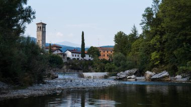 Cividale, İtalya - 15 agosto 2021, Cividale del Friuli şehrinin bir kısmının Natisone Nehri 'nin ortasında.