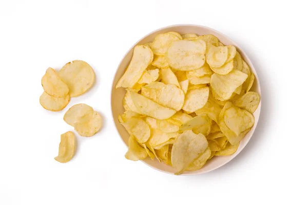 Beyaz arkaplanda patates cipsi.