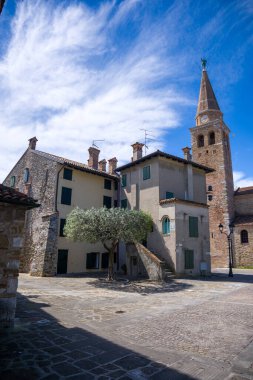 Grado, İtalya. 15 Mayıs 2021, eski Grado kasabasının tipik İtalyan evleri. Arka planda bazilikanın çan kulesi var.