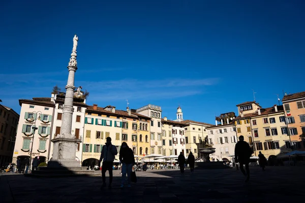 Udine, İtalya - 07 Aralık 2021 Udine 'nin tarihi merkezinde San Giacomo Meydanı manzarası.