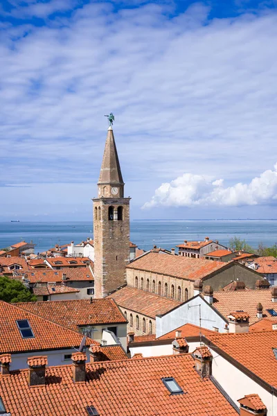 Grado, İtalya. 15 Mayıs 2021. Grado şehri arka planda Santa Eufemia Bazilikası 'nın çan kulesini gördü.