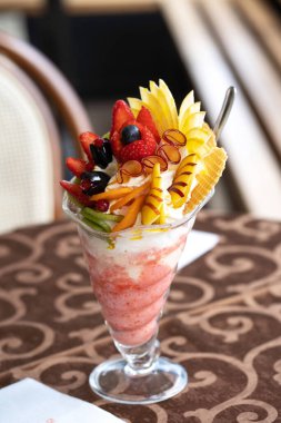 Bir fincan taze meyve süslemeli ev yapımı dondurma.