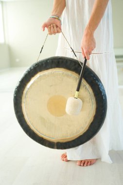 Terapi ve meditasyon müziği için gong ve titreşimli kase ile icra ediliyor.