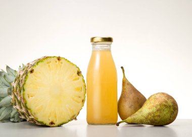 Şişe meyve ve sebze özü, ananas, armut. Mükemmel bir detoks sebze suyu.