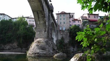 Cividale del Friuli, İtalya. 15 Ağustos 2021, Cividale del Friuli 'deki Şeytan Köprüsü manzarası.