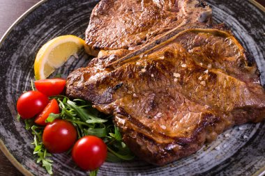 Tabağında kemik olan Floransa bifteği.