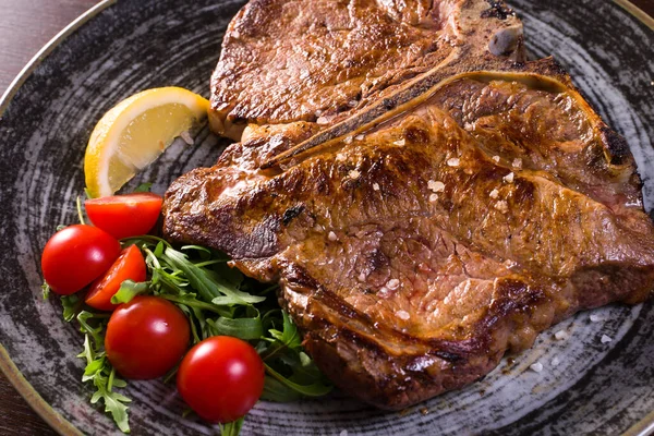 Florentin Steak Részlet Csonttal Tányéron — Stock Fotó