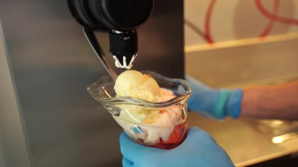 用奶油装饰一碗自制的冰淇淋 意大利冰淇淋 — 图库视频影像