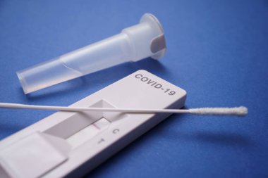 COVID-19 için yapılan hızlı test sonucu negatif koronavirüs testi sonucu. Mavi arkaplan