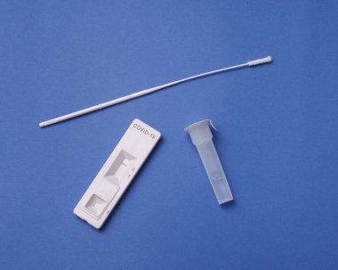 COVID-19 için hızlı bir test. Negatif koronavirüs testi sonucu. Mavi arkaplan