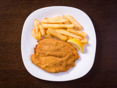 Tahta masada pirzola ve patates kızartması.