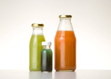 Çeşitli sebze ve meyve özleri. Mükemmel detoks.