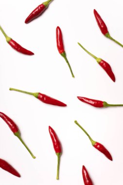 Beyaz üzerine acı biber serpiştirilmiş. Grafik etkisi. Calabria bölgesinin tipik biberleri, İtalya