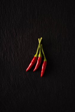 Koyu bir arka planda acı biber. Calabria bölgesinin tipik biberleri, İtalya