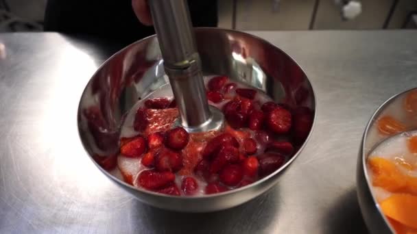 イチゴと砂糖シロップをブレンドして自家製アイスクリームを作る — ストック動画